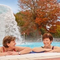 Rottal Terme – Kaskadebecken im Herbst
