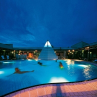 Rottal Terme - Thermensee bei Nacht